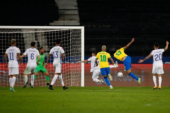 Paquetá puso el tanto que dejó eliminada a la Roja. Fuente: Getty Images.