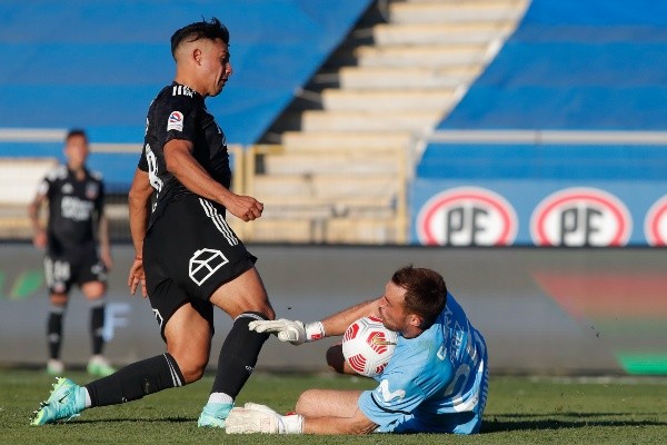 Morales no pudo llegar a buen pase de Gabriel Costa. Fuente: Agencia UNO.