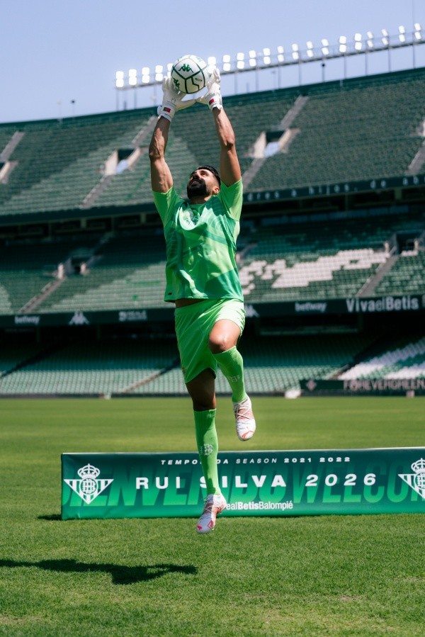 Rui Silva fue presentado como nuevo arquero del Betis | Foto: Twitter Real Betis