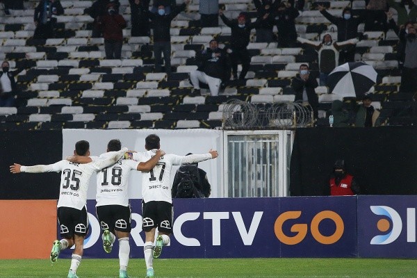Joan Cruz, Iván Morales y Gabriel Suazo, tres formados en el club celebrando ante sus hinchas / FOTO: Agencia Uno