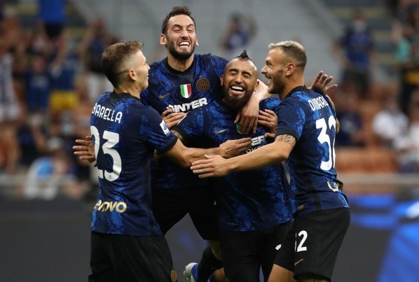 El plantel del Inter celebrando junto a Arturo Vidal / FOTO: Getty Images