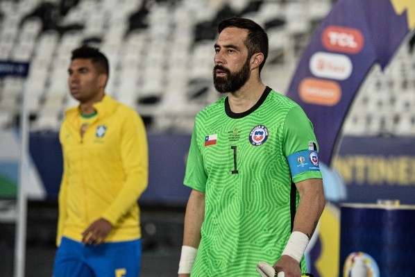 No está garantizada la presencia de Claudio Bravo ante Brasil / FOTO: Agencia Uno