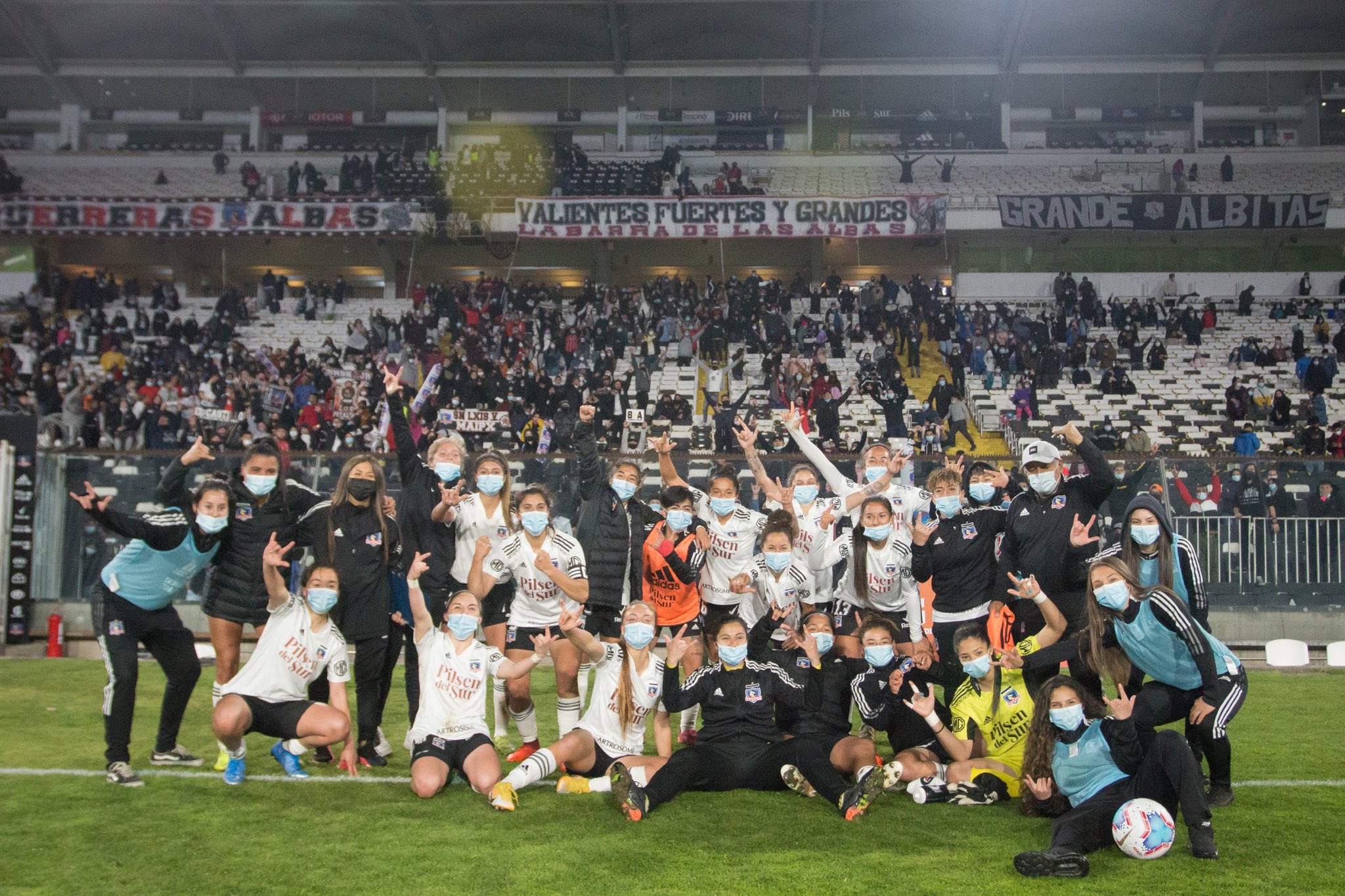 Las albas festejaron en el Monumental. (Foto: Colo Colo)
