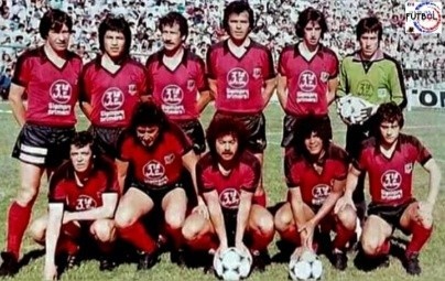 El equipo con la indumentaria roja en 1982. Foto: Archivo.