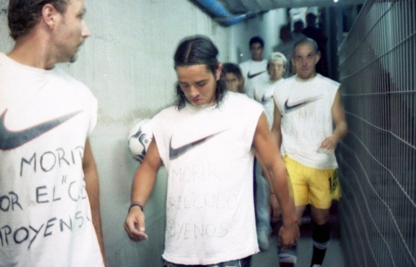 Días más tarde el Cacique jugó un amistoso con 12 de Octubre de Paraguay , jornada en que lució esta mítica camiseta. | Foto: Archivo.