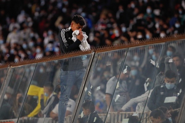 El hincha atesorando la camiseta de Falcón. (Foto: Agencia Uno)