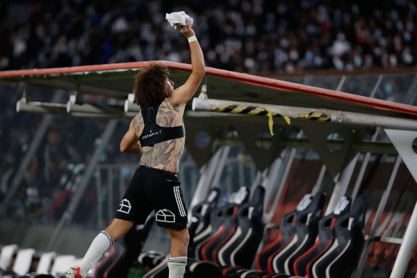 Maxi Falcón al momento de regalar su camiseta. (Foto: Agencia Uno)