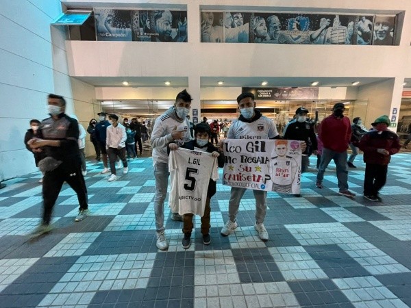 El niño feliz con su camiseta del Colo. (Foto: Sebastián Munizaga)