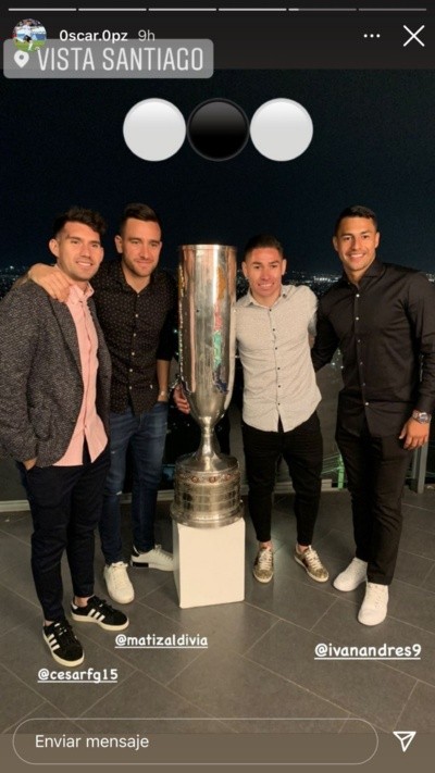 Fuentes, Zaldivia, Opazo y Morales junto al hermoso trofeo. | Foto: Captura.
