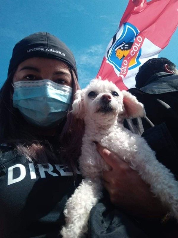 Marlene junto a su mascota, Grettel.