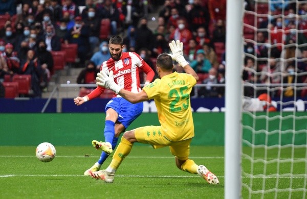 El guardameta formado en Colo Colo salvó al Betis de una goleada más abultada. Fuente: Getty Images.