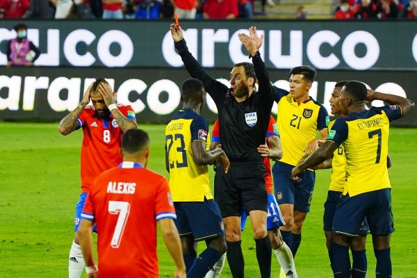 El King vio la roja al 13′ tras un patadón a Félix Torres. Fuente: Guillermo Salazar.