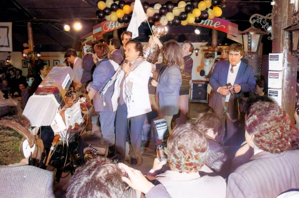 Luis Dimas en el escenario cantando y con la Copa Libertadores de fondo. | Foto: Archivo Copesa.