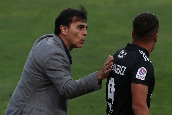 Quinteros repitió la fórmula de vestimenta en el empate sin goles ante Curicó Unido. | Foto: Agencia UNO.