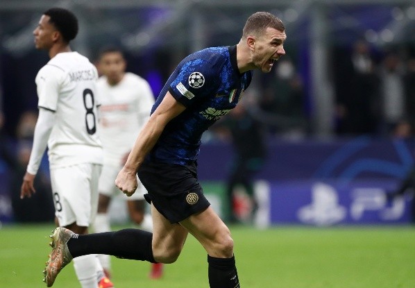 El bosnio marcó un doblete que dejó momentáneamente al Inter como líder del Grupo D. Fuente: Getty Images.
