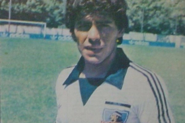 Maradona posó con la camiseta de Colo Colo en la década de los 80. | Foto: Archivo.