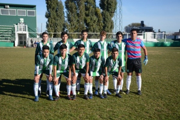 Mateo Solari en Sportivo Estudiantes (San Luis). Jugadores de arriba, es el tercero de izquierda a derecha
