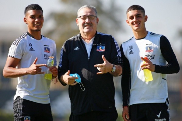 Luis Muñoz junto a Daniel Gutiérrez y Bruno Gutiérrez, dos jugadores que han sido supervisados durante su trabajo / FOTO: Colo Colo