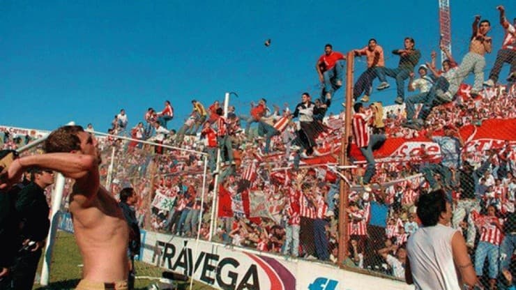 Wanchope es parte de la multitud que está sobre la reja.