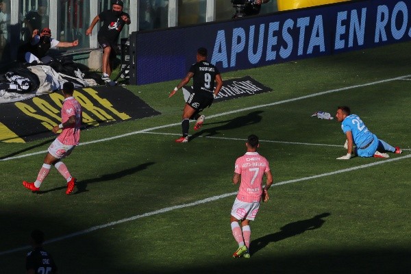 Javier Parraguez anotó el tanto de la victoria ante la UC cuando el partido expiraba. Fuente: Agencia UNO.