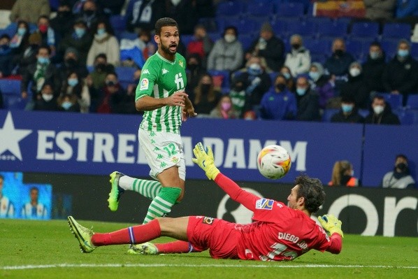 Willian José anotó el 4 a 1 con un buen picotón. Fuente: Twitter Real Betis.