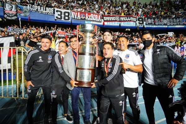 Gustavo Quinteros y su cuerpo técnico alzando la Supercopa / FOTO: Guille Salazar.