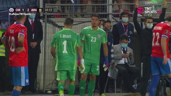 El portero de Colo Colo entró al Zorros del Desierto en lugar de Claudio Bravo que salió con molestias. Fuente: Captura TNT Sports.