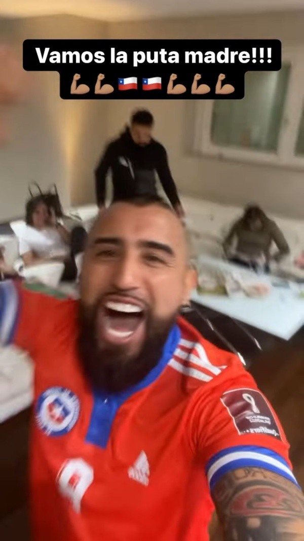 El King festejó con todo el triunfazo de la Roja. Fuente: Captura.