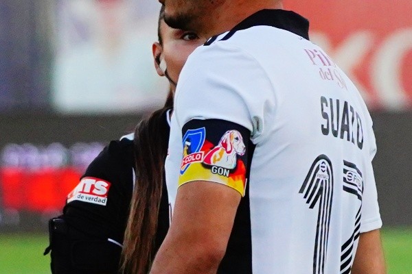 El perro del brazalete de capitán de Gabriel Suazo / FOTO: Guille Salazar