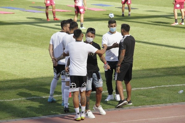 El reencuentro de Bryan Soto y Leonardo Valencia con sus excompañeros de Colo Colo. Fuente: Sebastián Munizaga.