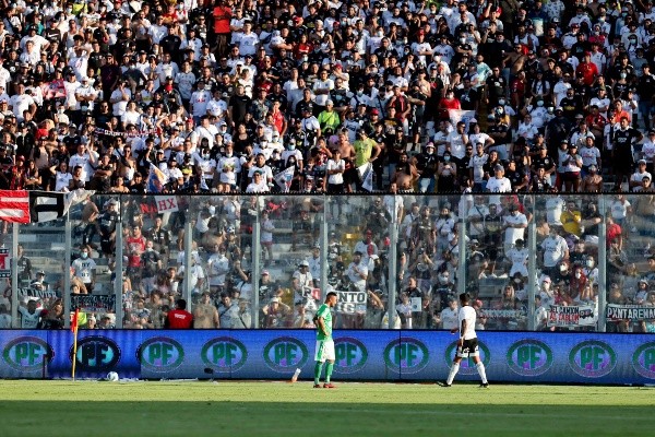Una lluvia de objetos contundentes cayeron en la cancha del Estadio Monumental y Colo Colo puede ser sancionado / FOTO: Agencia Uno