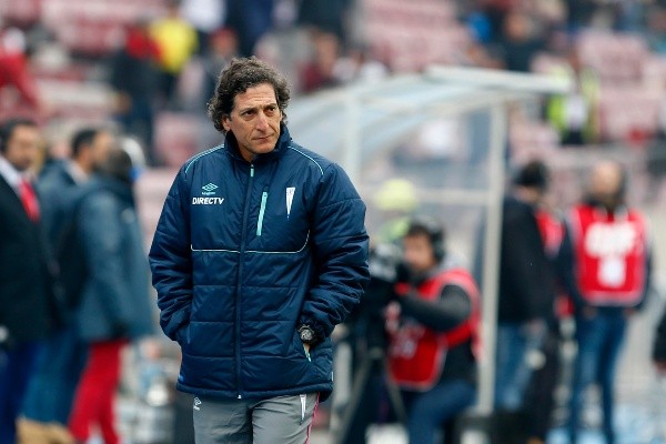 Mario Salas lo ha pasado mal enfrentando a Colo Colo. / FOTO: Agencia Uno