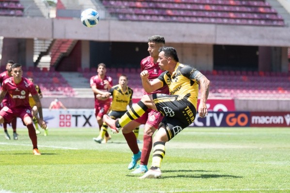 Esteban Paredes tuvo que jugar el Clásico de la Cuarta Región a mediodía / FOTO: Agencia Uno