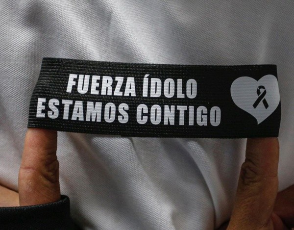 La linda cinta que portaron los jugadores de Colo Colo en el pleito ante Huachipato. Fuente: Colo Colo.