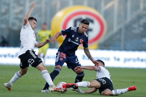 Disputa de balón en el último Superclásico en el Monumental.
