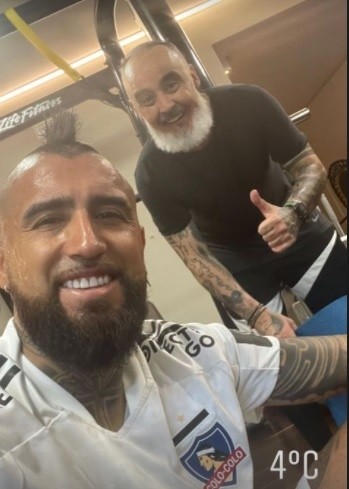 Arturo Vidal junto a Juan Ramírez, su PF. | Foto: Captura.