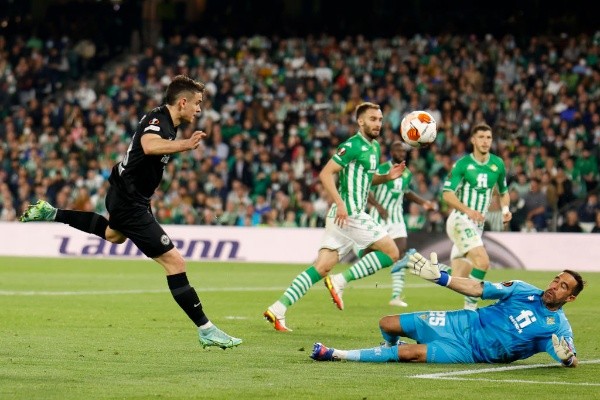 Claudio Bravo fue figura pese a la derrota del Betis por Europa League. / FOTO: Getty Images