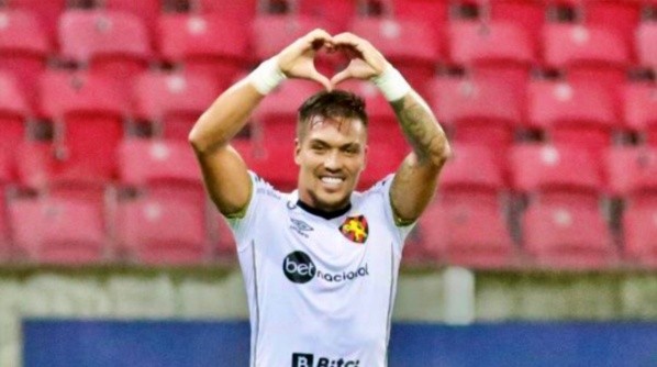 Parraguez fue la gran figura de la noche en el triunfo de su equipo ante el Íbis Sport Club. | Foto: Sport Recife.