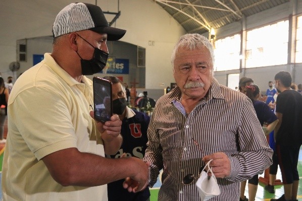 Carlos Caszely no pudo contener las lágrimas para despedir a su amigo e ídolo. / FOTO: Agencia Uno