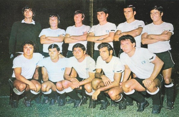 De pie: Manuel Araya, Aldo Valentini, Leonel herrera, Rafael González, Gerardo Castañeda y Humberto Cruz. Abajo: Carlos Caszely, Sergio Ramírez, Víctor Zelada, Elson Beiruth y Leonel Sánchez.