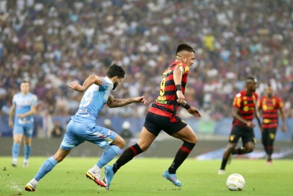 El esfuerzo de Javier Parraguez no le alcanzó para batir al Fortaleza. / FOTO: Sport Recife