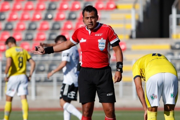 Julio Bascuñán, juez FIFA, lidera el listado de árbitros despedidos en las últimas jornadas. | Foto: Agencia UNO.