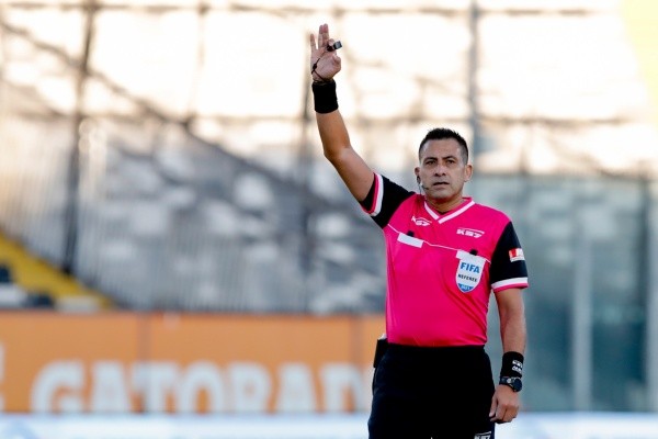 Julio Bascuñán, juez FIFA, lidera el listado de árbitros despedidos en las últimas jornadas. | Foto: Agencia UNO.