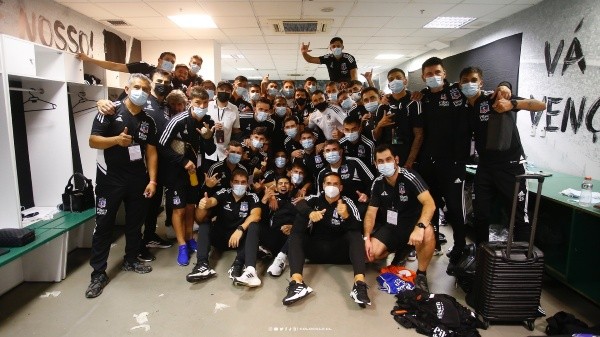 El Cacique festejó en el camarín tras el triunfo sobre Fortaleza. | Foto: Colo Colo.