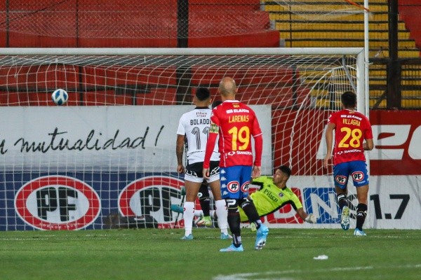 Una torpe mano de Matías Zaldivia en el área fue cambiada por gol para 1-1 de Unión Española. | Foto: Agencia UNO.