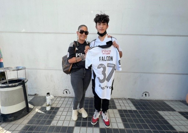 Florencia Pousso, esposa de Falcón, le entregó personalmente la camiseta a joven hincha que fue asaltado. Fuente: Sebastián Munizaga.