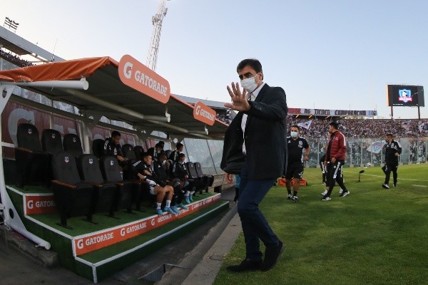 Gustavo Quinteros no escondió su molestia por el calendario que le impusieron a Colo Colo. / FOTO: Agencia Uno
