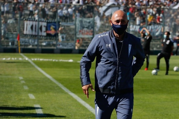 Palucci dejó la banca de la UC a solo días de recibir a Colo Colo en San Carlos de Apoquindo. | Foto: Agencia UNO.