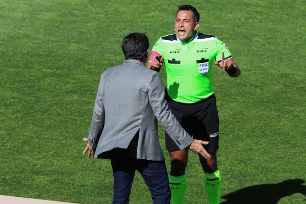 Julio Bascuñán dirigió el último Colo Colo vs Universidad Católica en el Monumental. / FOTO: Agencia Uno