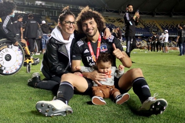 Maximiliano Falcón celebrando la Supercopa ante la UC
